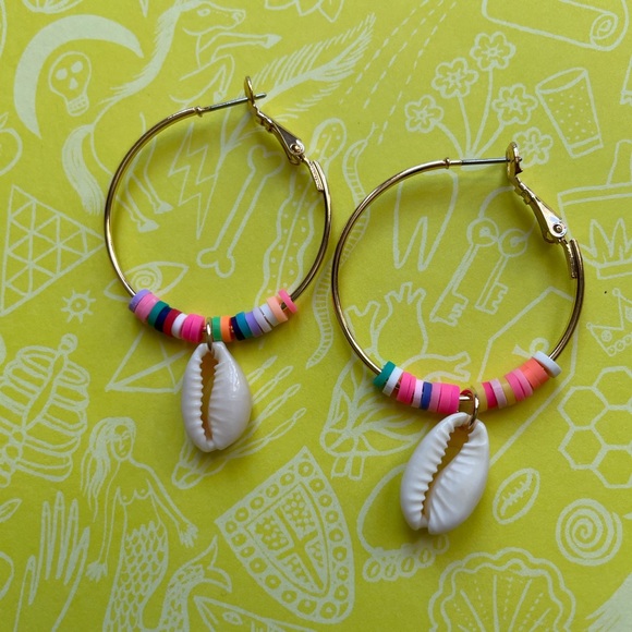 Y2K sea shell gold hoop earring - Picture 2 of 3